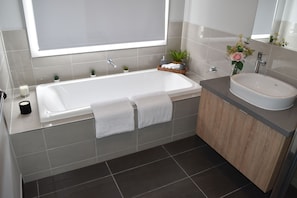 Combined shower/bathtub, hair dryer, towels, soap - Relaxing  holiday accommodation located,close to the beach,attractions & shops. (PHILLIP ISLAND,COWES)