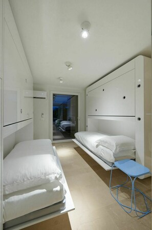 2 bedrooms, iron/ironing board, travel cot, free WiFi