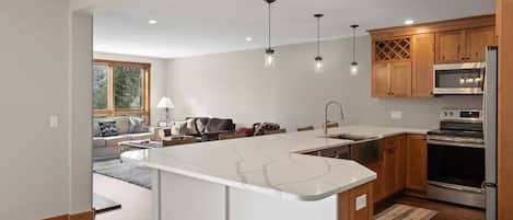 Refrigerador, microondas, horno y parrilla de estufa