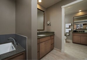 Combined shower/bathtub, jetted bath, hair dryer, towels