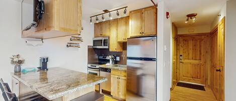 Réfrigérateur, four à micro-ondes, un four, surface de cuisson