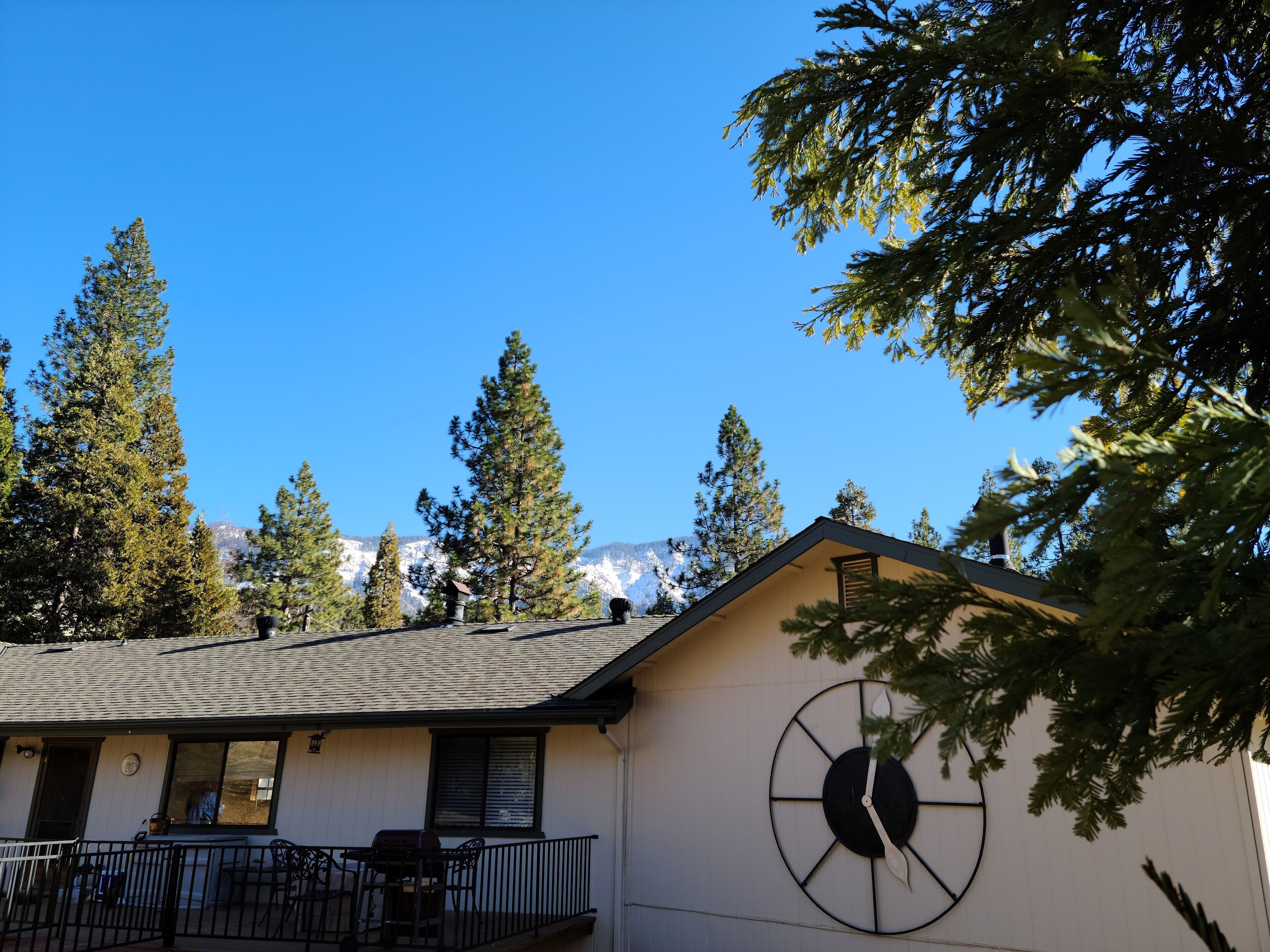 Nara Lodge - Modern 3br/2ba w/game room, pool/ping pong table and WiFi.