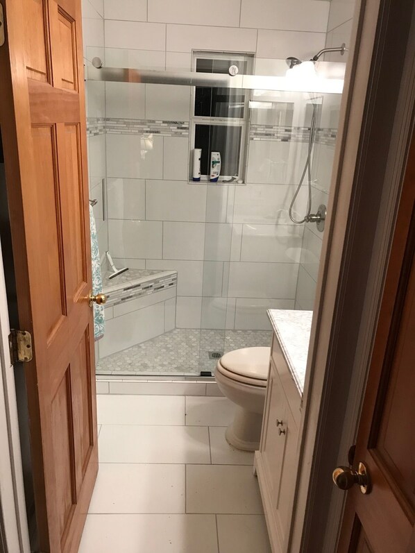 Douche, serviettes fournies, savon, shampooing
