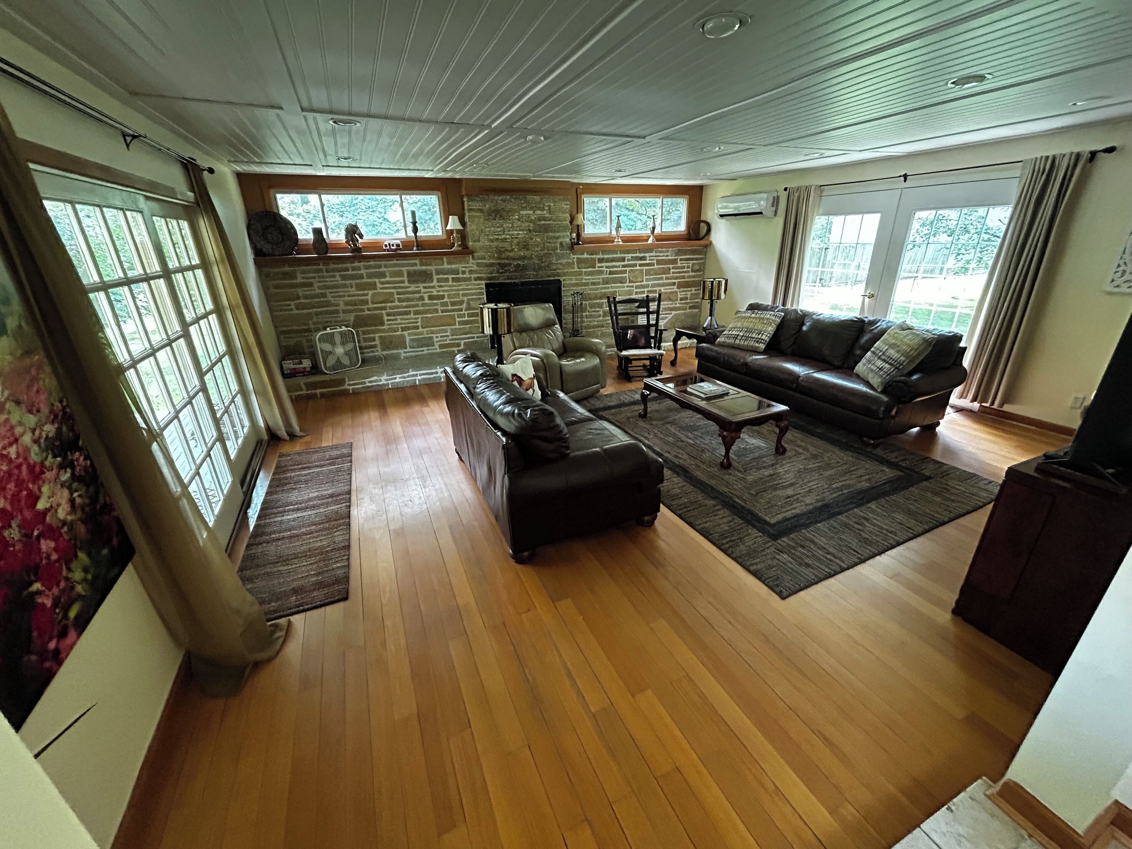 Smart TV, fireplace, books, stereo