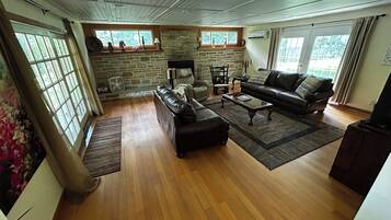 Smart TV, fireplace, books, stereo