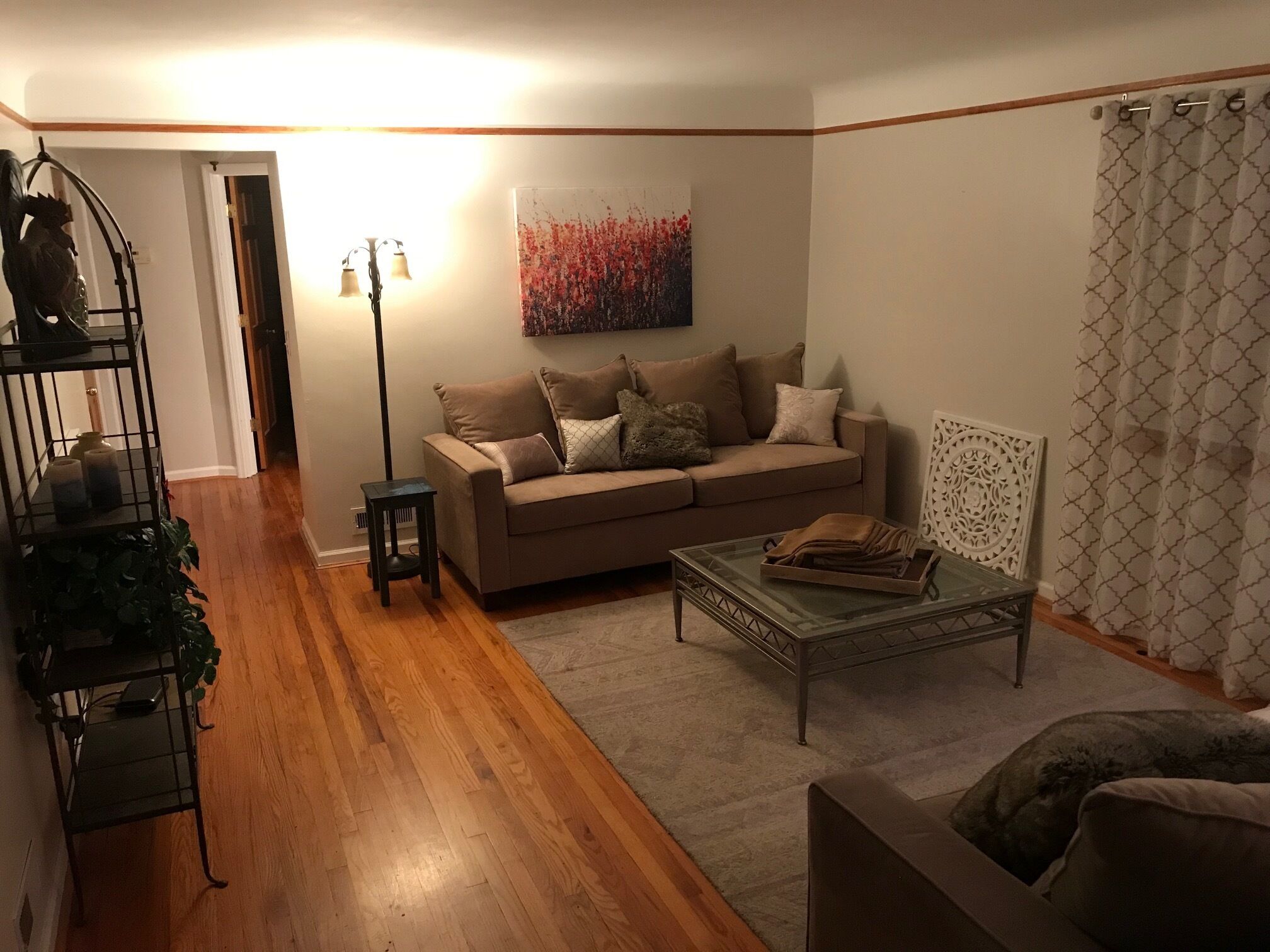 Älytelevisio, takka, kirjoja, stereot