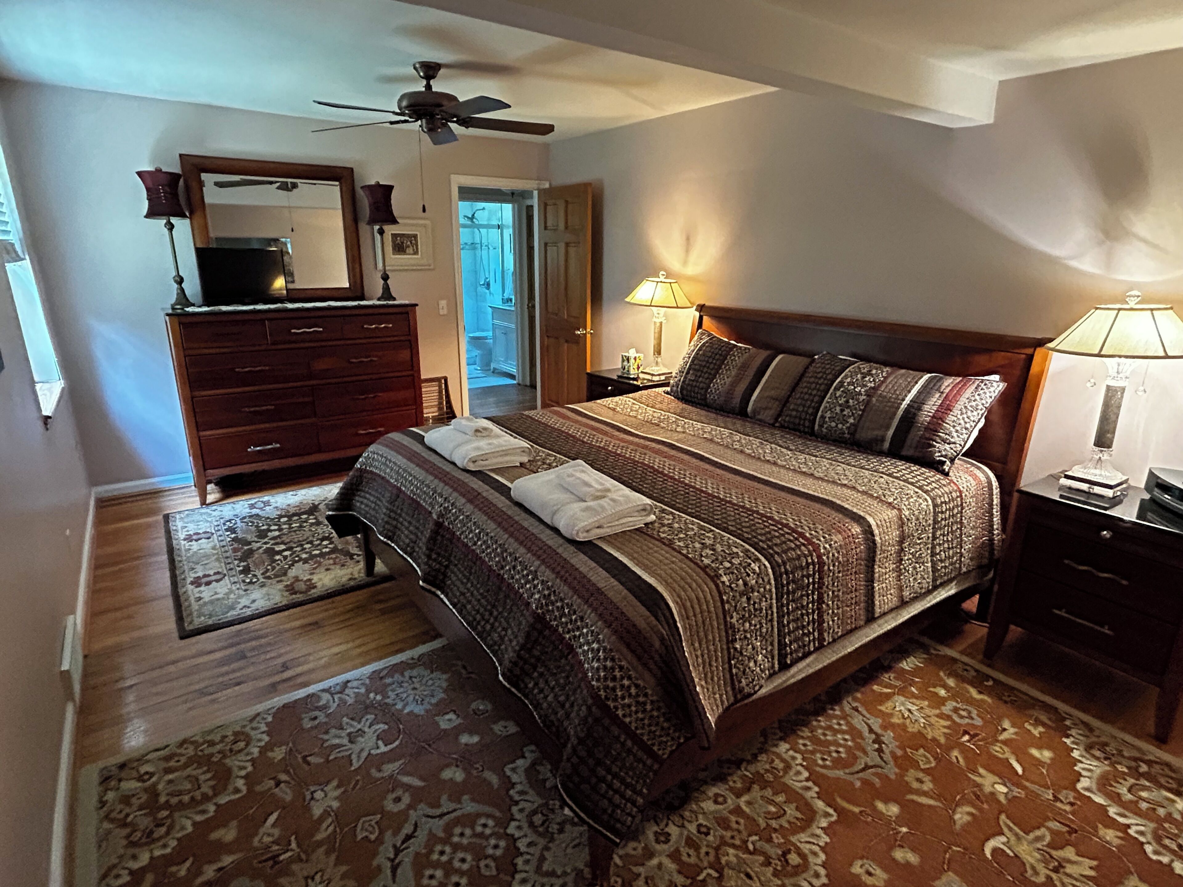 4 chambres, fer et planche à repasser, lit parapluie, Wi-Fi gratuit