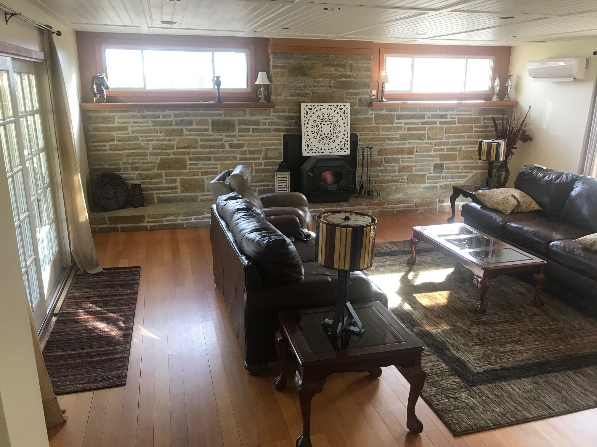 Älytelevisio, takka, kirjoja, stereot