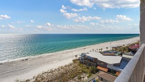 Blick auf einen Strand mit einem Restaurant namens "Restaurant on the Beach" und blauem Himmel.