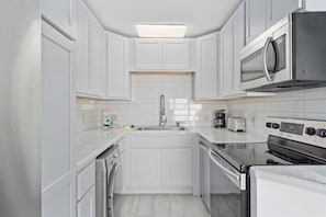 Condo, 1 King Bed (The Summit 1006) | Private kitchen