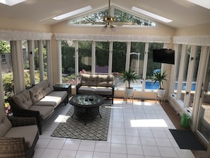 Smart TV, fireplace, video games, DVD player - Paradise Outside Chocolatetown with Pool (Palmyra)