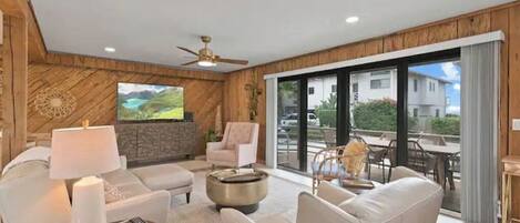 テレビ、卓球台