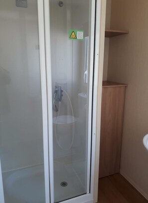 Dusj, hårføner og håndklær