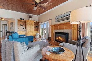Smart TV, chimenea, futbolito y oficina 