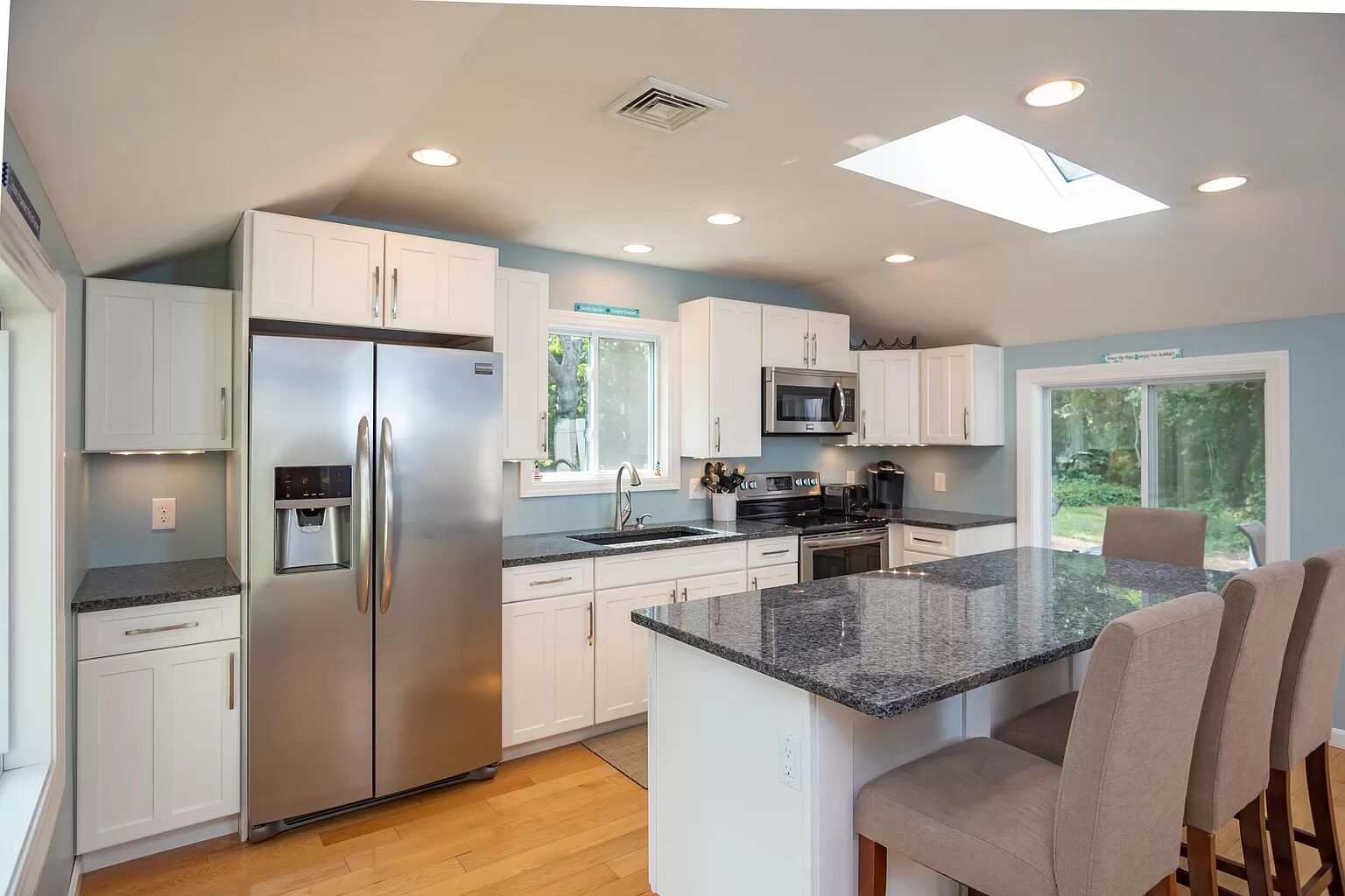 Frigorifero, microonde, forno, piano cottura