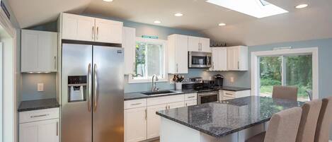 Jääkaappi, mikroaaltouuni, uuni, liesi