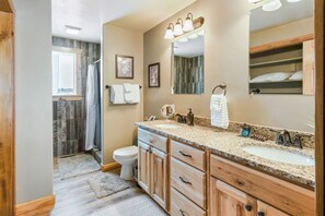 Combined shower/tub, hair dryer, towels