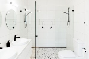 Combined shower/bathtub, hair dryer, towels, soap - Charming Luxury Self Contained Cottage. (Leura)
