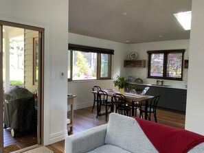 Smart TV, fireplace, books, stereo - Charming Luxury Self Contained Cottage. (Leura)