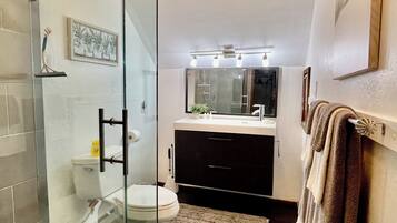 Dusche, Haartrockner, Handtücher, Seife