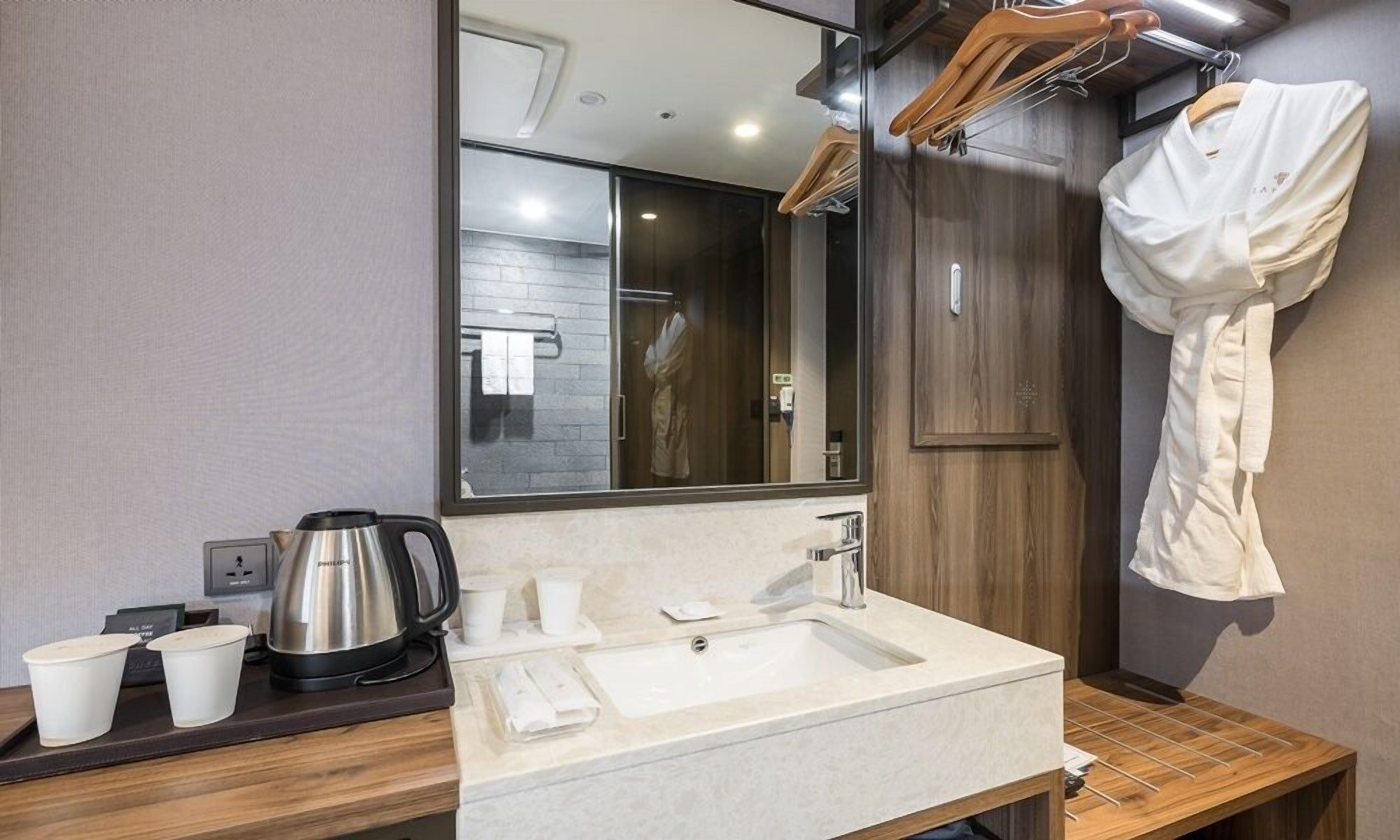 combined shower/bathtub, hair dryer, slippers, towels