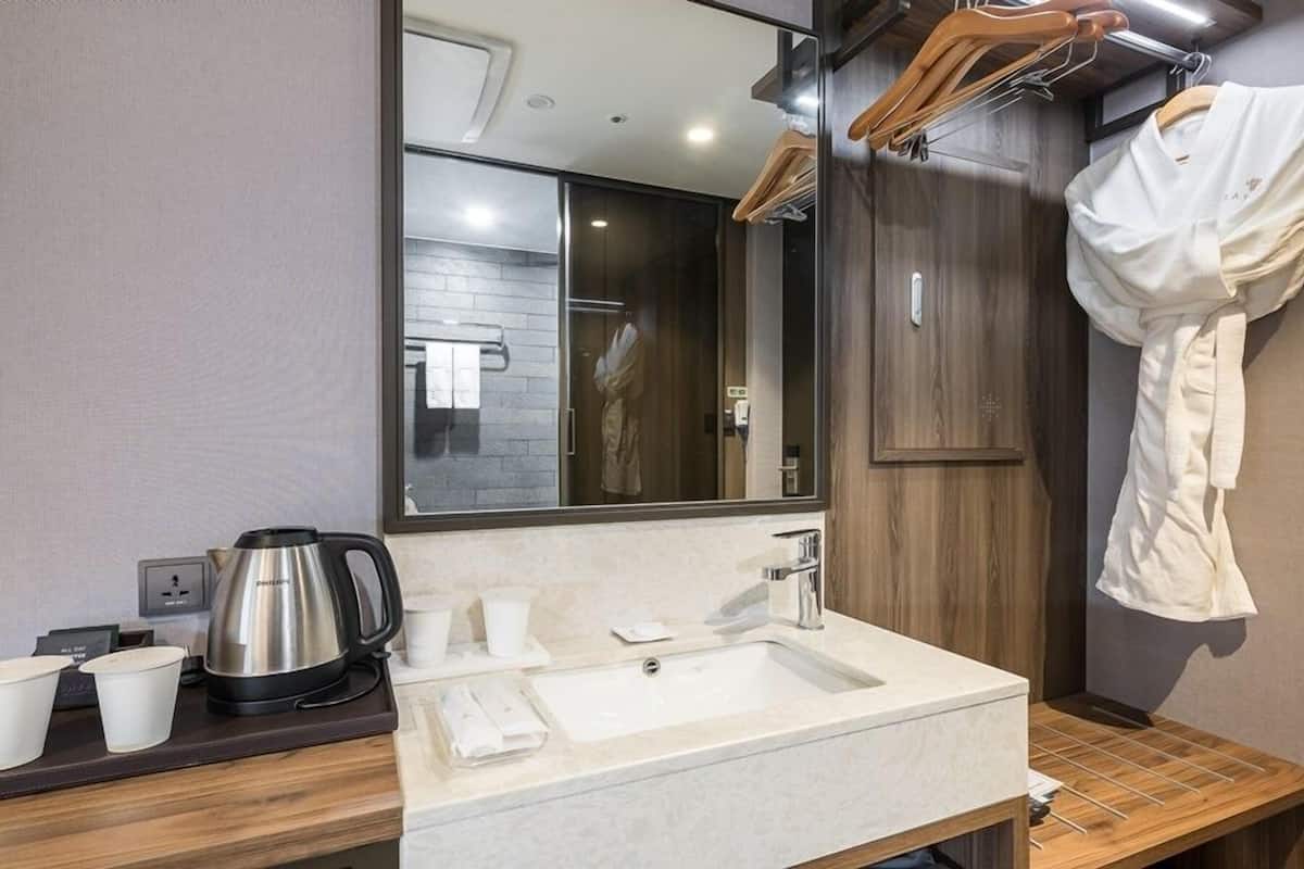 combined shower/bathtub, hair dryer, slippers, towels