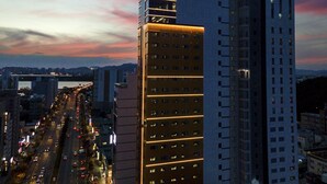 A hotel with multiple floors and a prominent sign reading "HOTEL LAYERS". - Layers Hotel Busan Hadan (Busan)