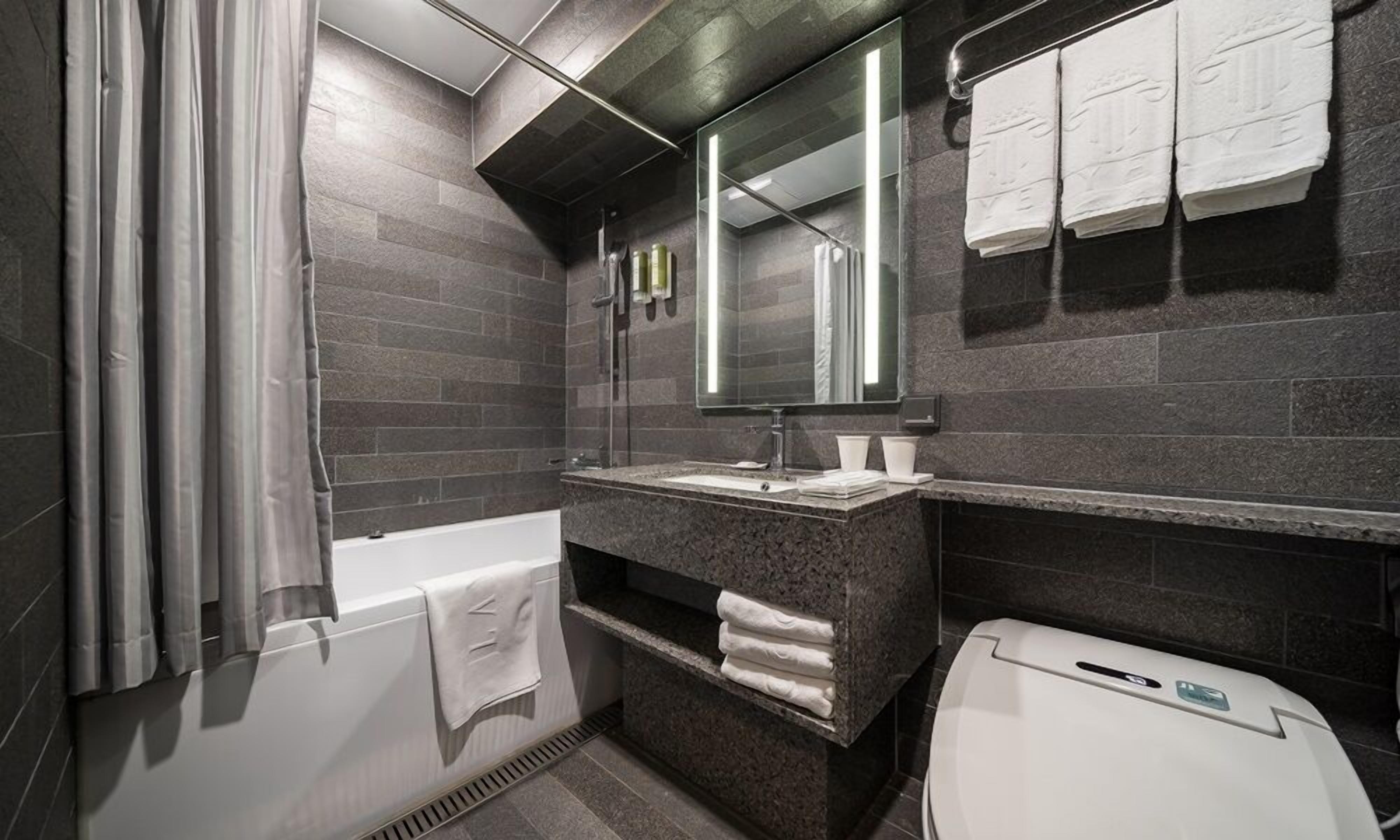 combined shower/bathtub, hair dryer, slippers, towels