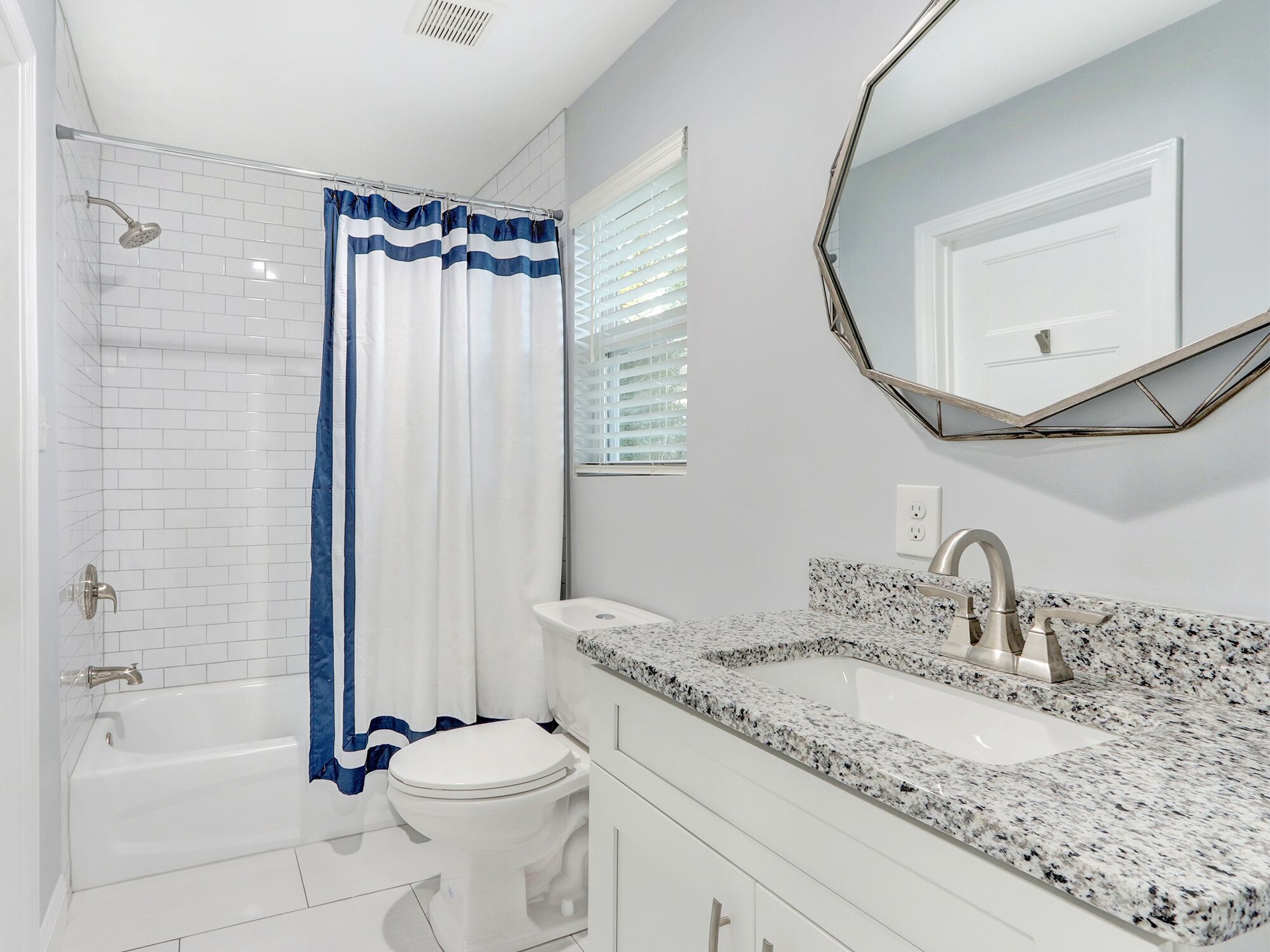 Combined shower/tub, free toiletries, hair dryer, towels