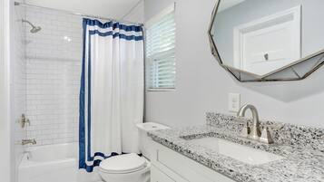 Combined shower/tub, free toiletries, hair dryer, towels