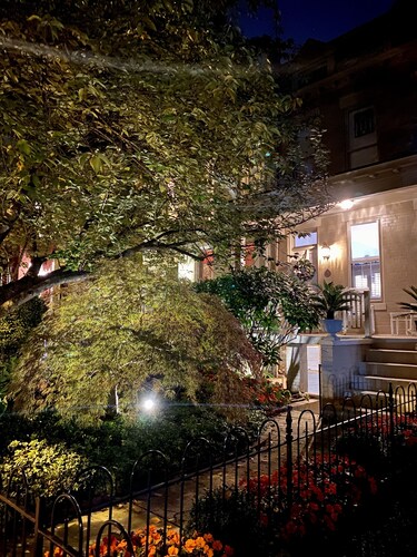 Walk to U.S. Capitol, Restaurants, Park + Parking!