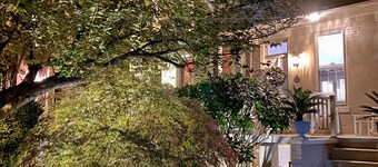 Walk to U.S. Capitol, Restaurants, Park + Parking!