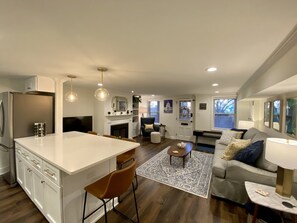 Interior - Walk to U.S. Capitol, Restaurants, Park + Parking! (Washington)