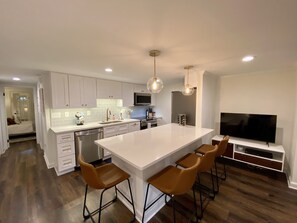 Fridge, microwave, oven, stovetop - Walk to U.S. Capitol, Restaurants, Park + Parking! (Washington)