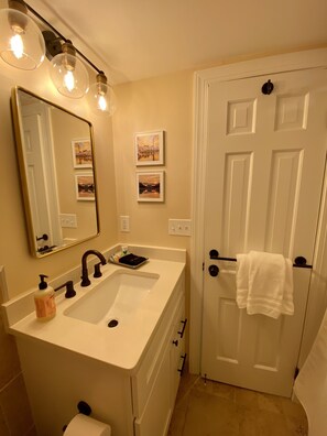 وحدات دش مع أحواض استحمام، مجففات شعر، مناشف، صابون