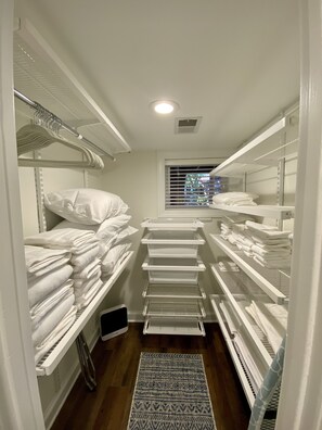 Interior - Walk to U.S. Capitol, Restaurants, Park + Parking! (Washington)