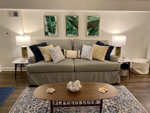 تلفزيون ذكي، مدفأة، مشغل دي في دي، مكتب