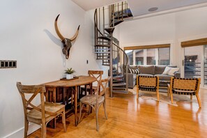 TV, fireplace - Experience Comfort: Luxury Condo & Design, Wi-Fi, Free Shuttle & Great Location! (Park City)