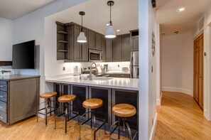 Fridge, microwave, oven, stovetop - Experience Comfort: Luxury Condo & Design, Wi-Fi, Free Shuttle & Great Location! (Park City)