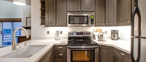 Geladeira, micro-ondas, fogão, cooktop