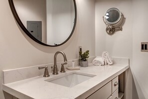 Combined shower/bathtub, hair dryer, towels