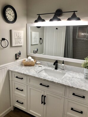 Duschwanne, Haartrockner, Handtücher, Seife