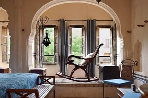 华丽双人房 | 折叠床/加床（额外收费）、免费 WiFi、床单