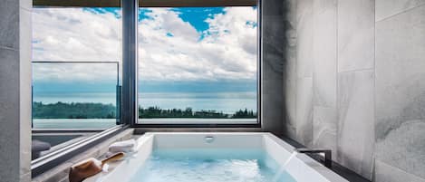 Elite-Suite | Badezimmer | Badewanne und Dusche (separat), Regendusche, Haartrockner, Hausschuhe