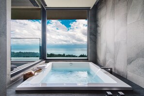 Building Tranquil - Deluxe Junior Suite with Ocean View | Bathroom