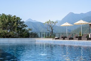 Una piscina al aire libre (de 07:00 a 22:00), sombrillas, tumbonas