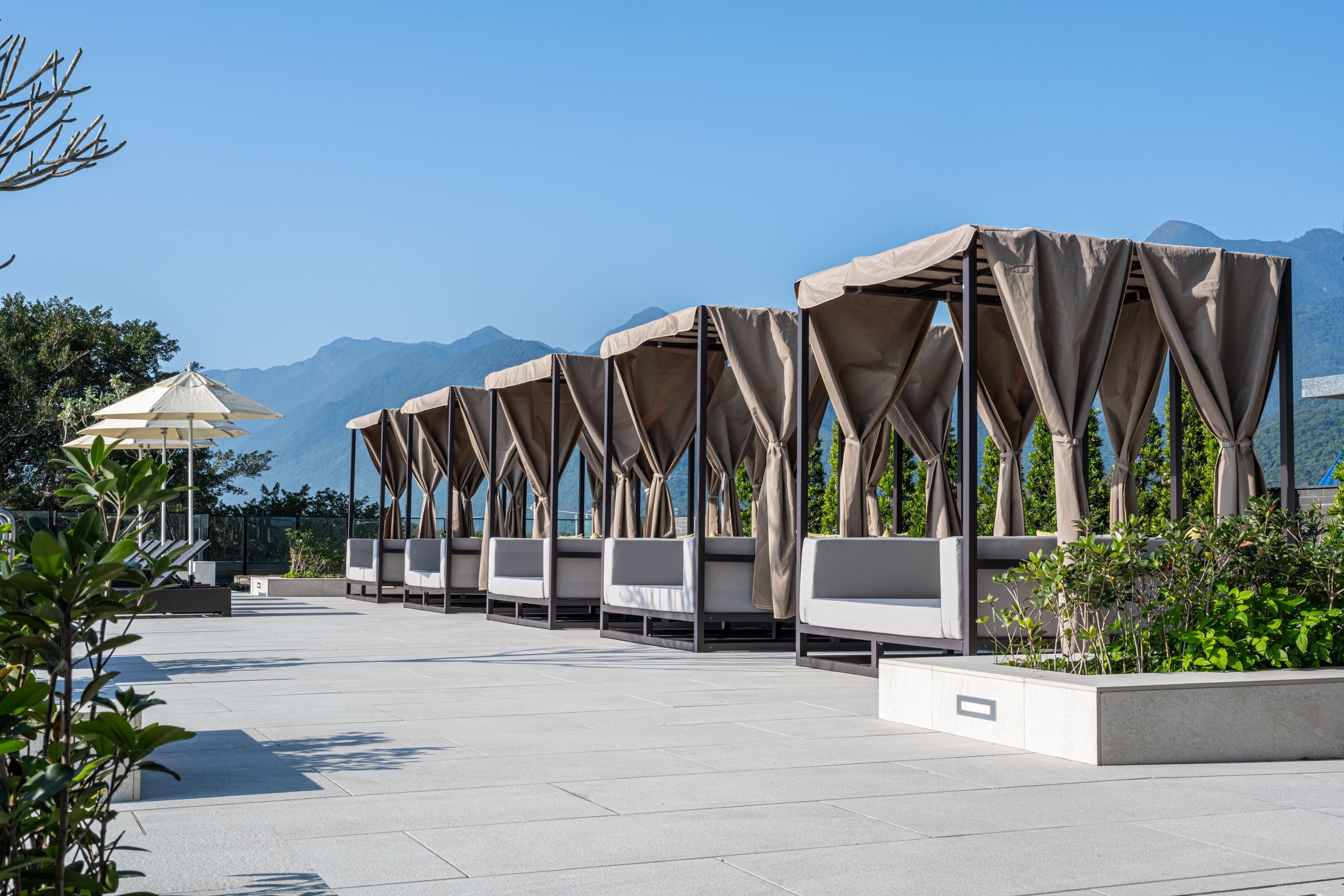 Piscine extérieure, parasols de plage, chaises longues