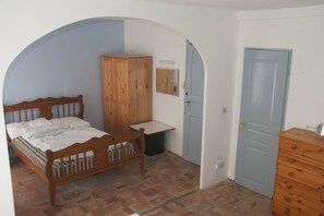 4 bedrooms, iron/ironing board, bed sheets