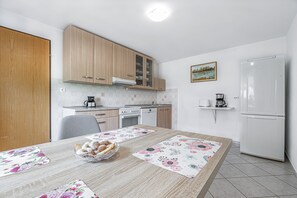 Fridge, oven, stovetop, dishwasher - Mržek House with Sauna (Bloke)