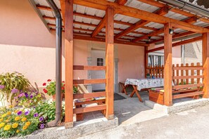 家庭独立别墅, 多间卧室 (Mržek House with Sauna) | 室外用餐
